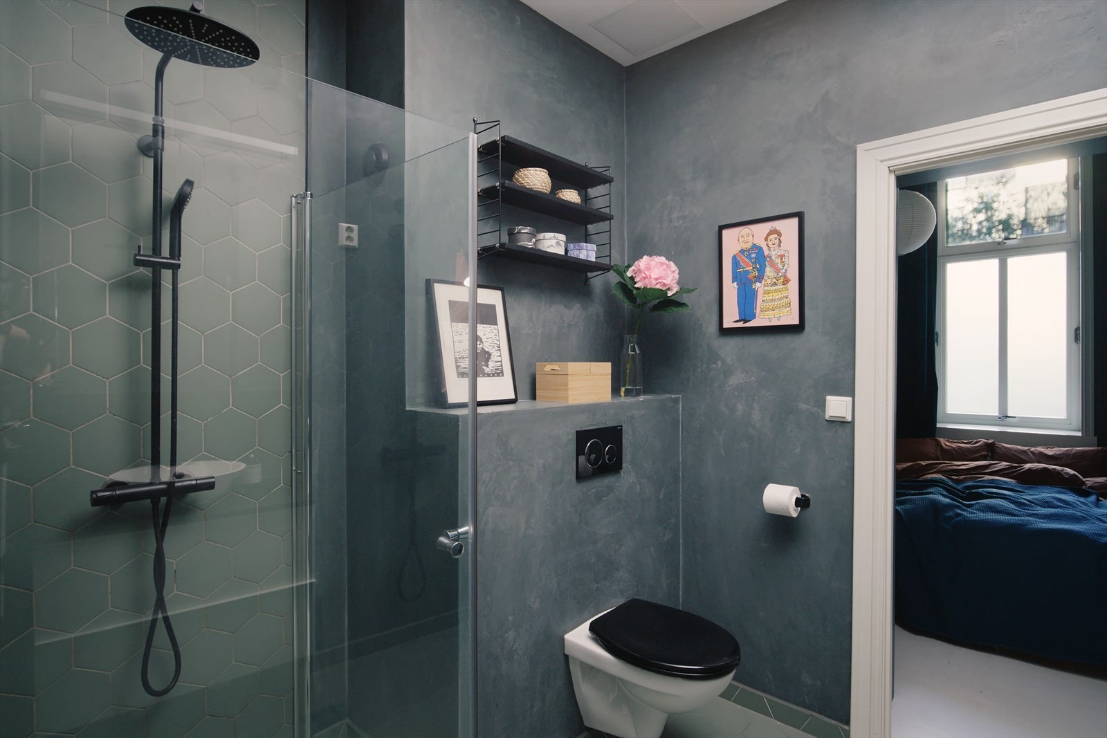 Delikat baderom fra 2018 - Badet er av god størrelse med stor dusjnisje, vegghengt wc og servantskap med speil. Galleribilde