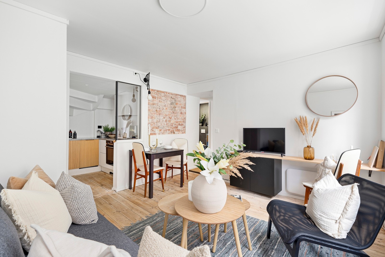 Stuen har ellers plass til både sofagruppe og spisebord. Galleribilde