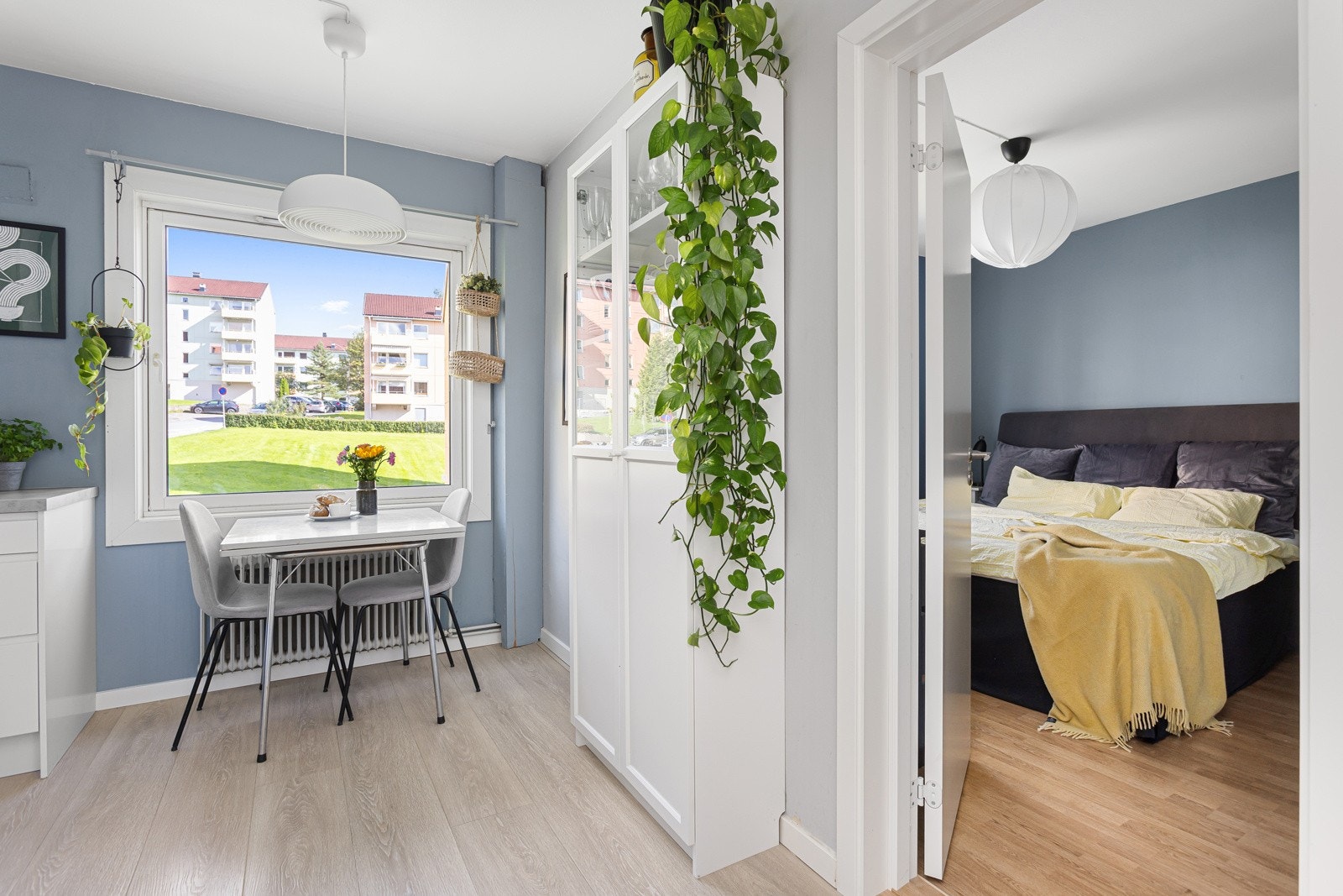 Ved den store vindusflaten er det naturlig plass til et koselig frokostbord som gjør at også kjøkkenet blir et naturlig oppholdsrom. Galleribilde