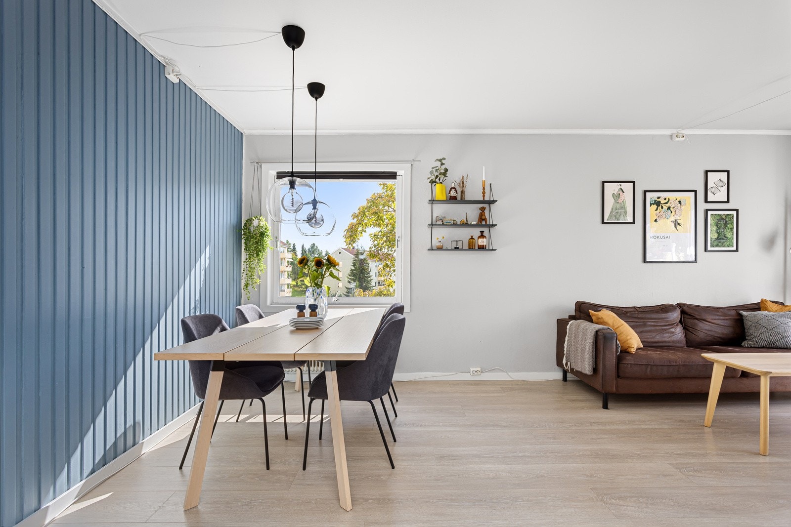 God standard med nyere enstavs laminat på gulv og lysmalte overflater med en fin blå kontrastvegg. Galleribilde