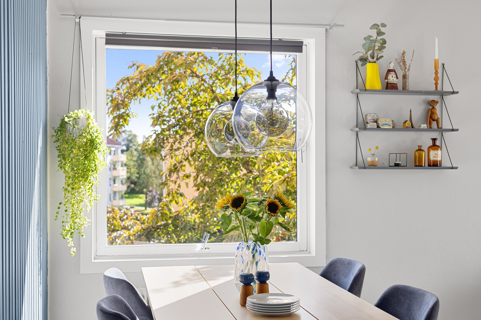 Beliggenheten på hjørnet med store vindusflater mot to ulike himmelretninger sørger for rikelig med naturlig lys, samtidig som det er lite innsyn. Galleribilde