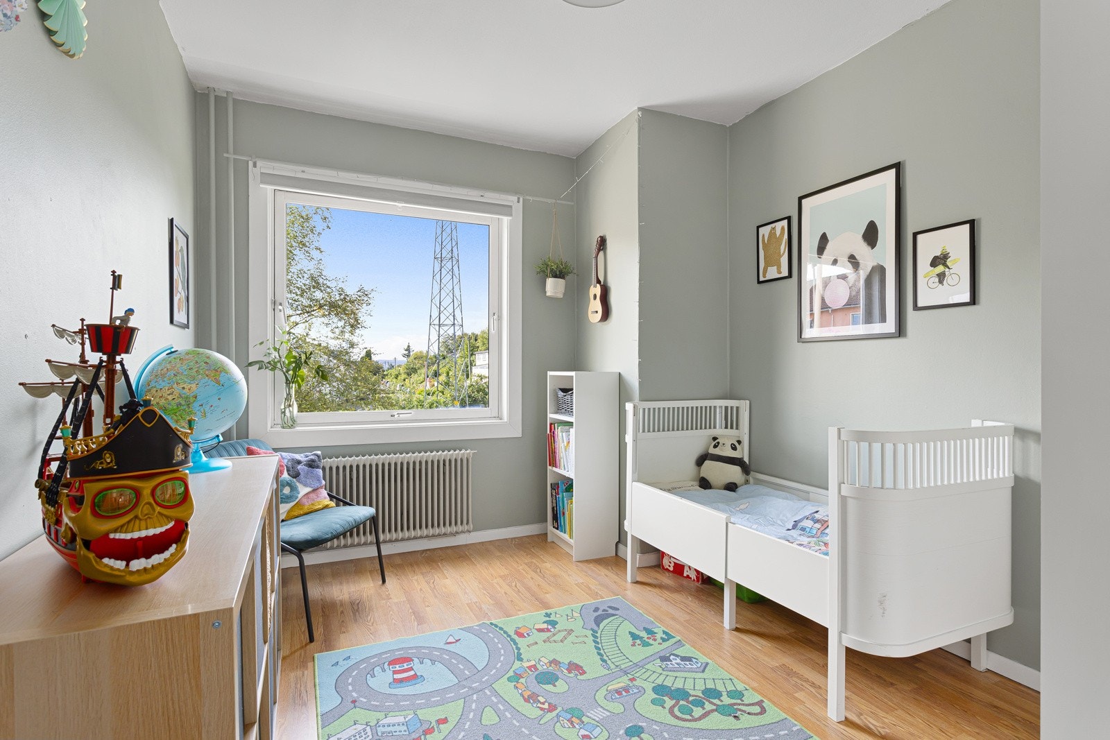 Det andre soverommet er et lyst og fint rom som passer perfekt som barnerom, gjesterom eller kontor. Soverommet har laminat på gulv og glatte overflater malt i en nydelig lys grønnfarge. Galleribilde
