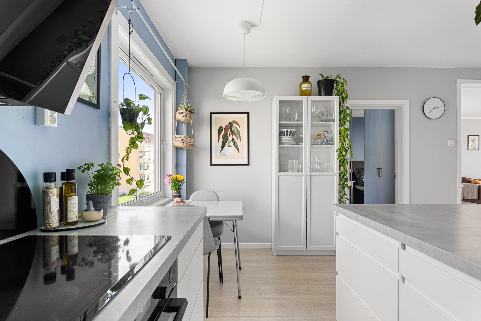 Innredningen har hvite glatte fronter og laminert benkeplate med nedfelt oppvaskkum. Praktisk med plater i benkeryggen ved oppvaskkummen og platetoppen. Galleribilde