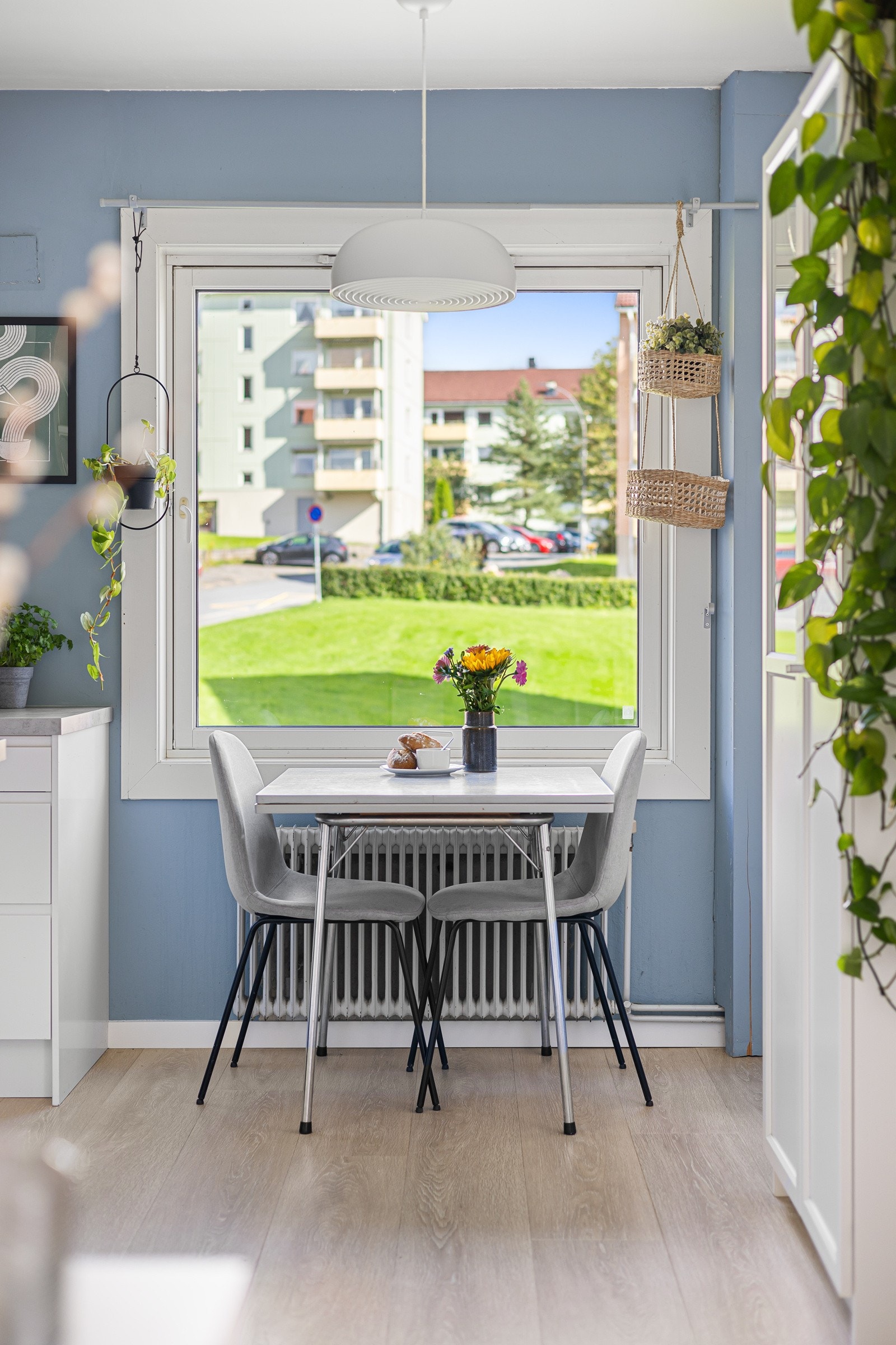 Kjøkkenet ligger i en fin delvis åpen løsning med stuen, naturlig adskilt og samtidig åpent og sosialt. Galleribilde