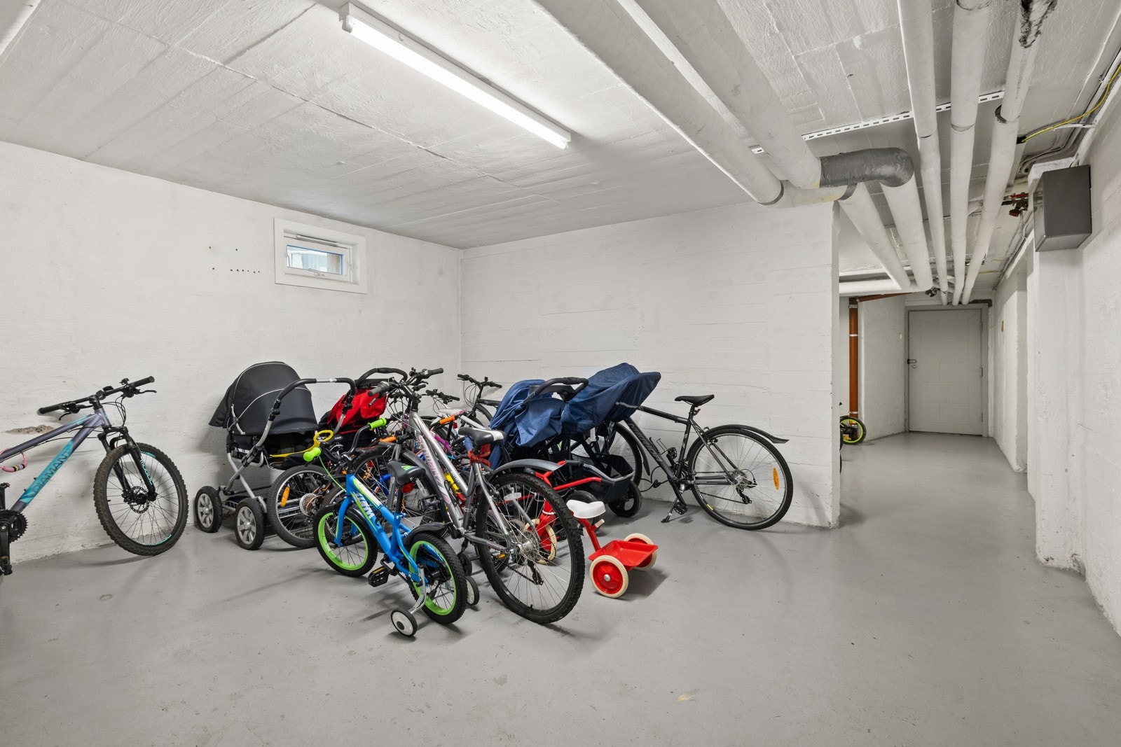 Praktisk rom for oppbevaring av sykler/barnevogn. Galleribilde