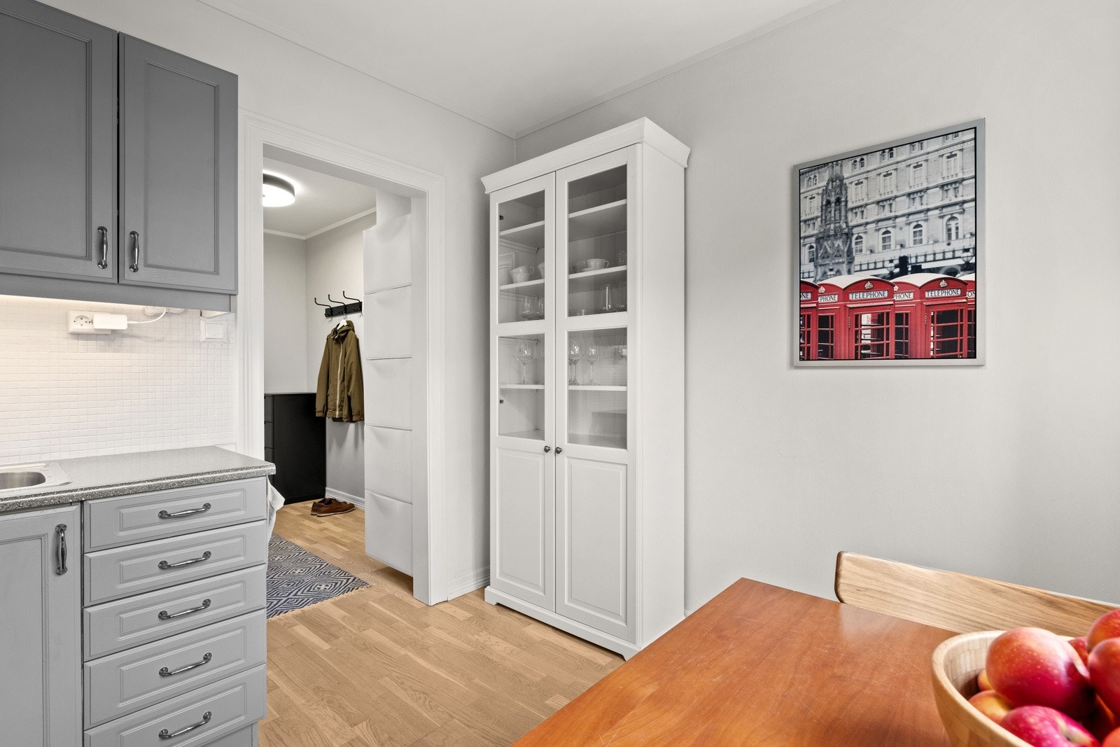 Kjøkkenet er behagelig tilbaketrukket. Du får god plass til å innrede med et spisebord også inne på kjøkkenet. Galleribilde