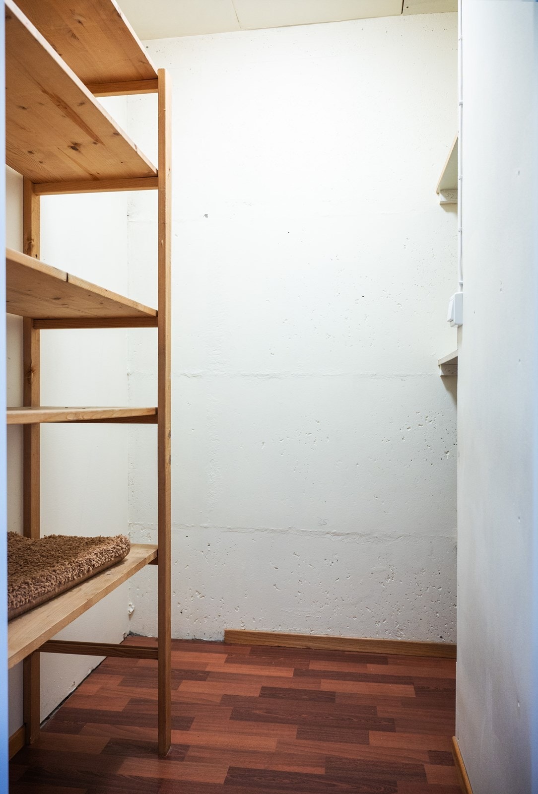 Underetasjen har en stor praktisk bod som bidrar til oppbevaringsplass. Galleribilde