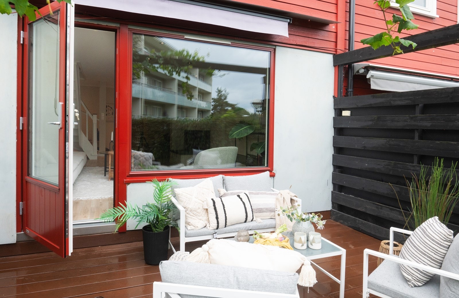 Her er det god plass til ønskelig utemøblement. Galleribilde