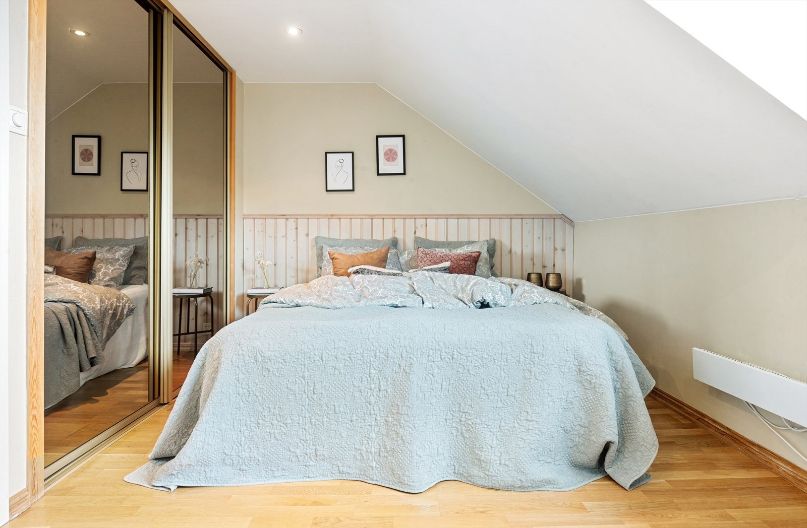 Det andre soverommet har et stort garderobeskap som gir rikelig med oppbevaringsplass. Galleribilde