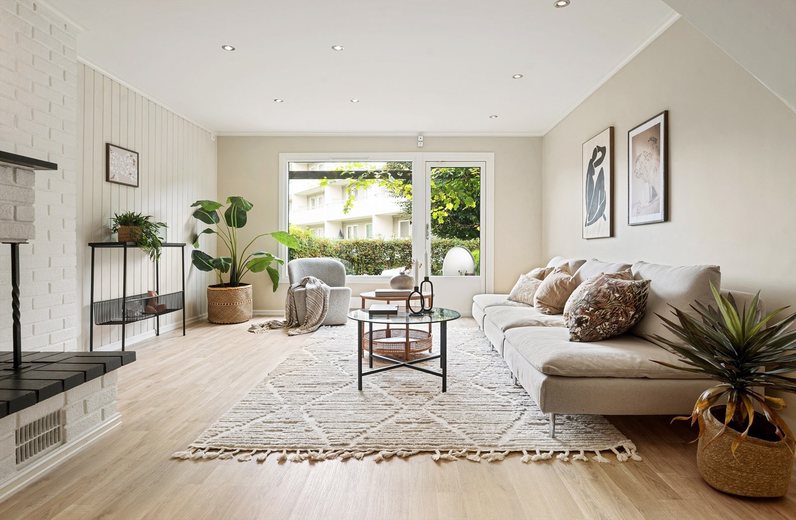 Flott stue med store vindusflater som skaper en lys og innyndende atomsfære. Galleribilde