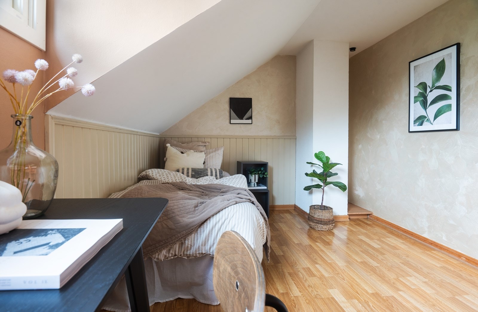 Her er det god plass til dobbeltseng, tilhørende nattbord, garderobeskap og annet ønskelig møblement. Galleribilde