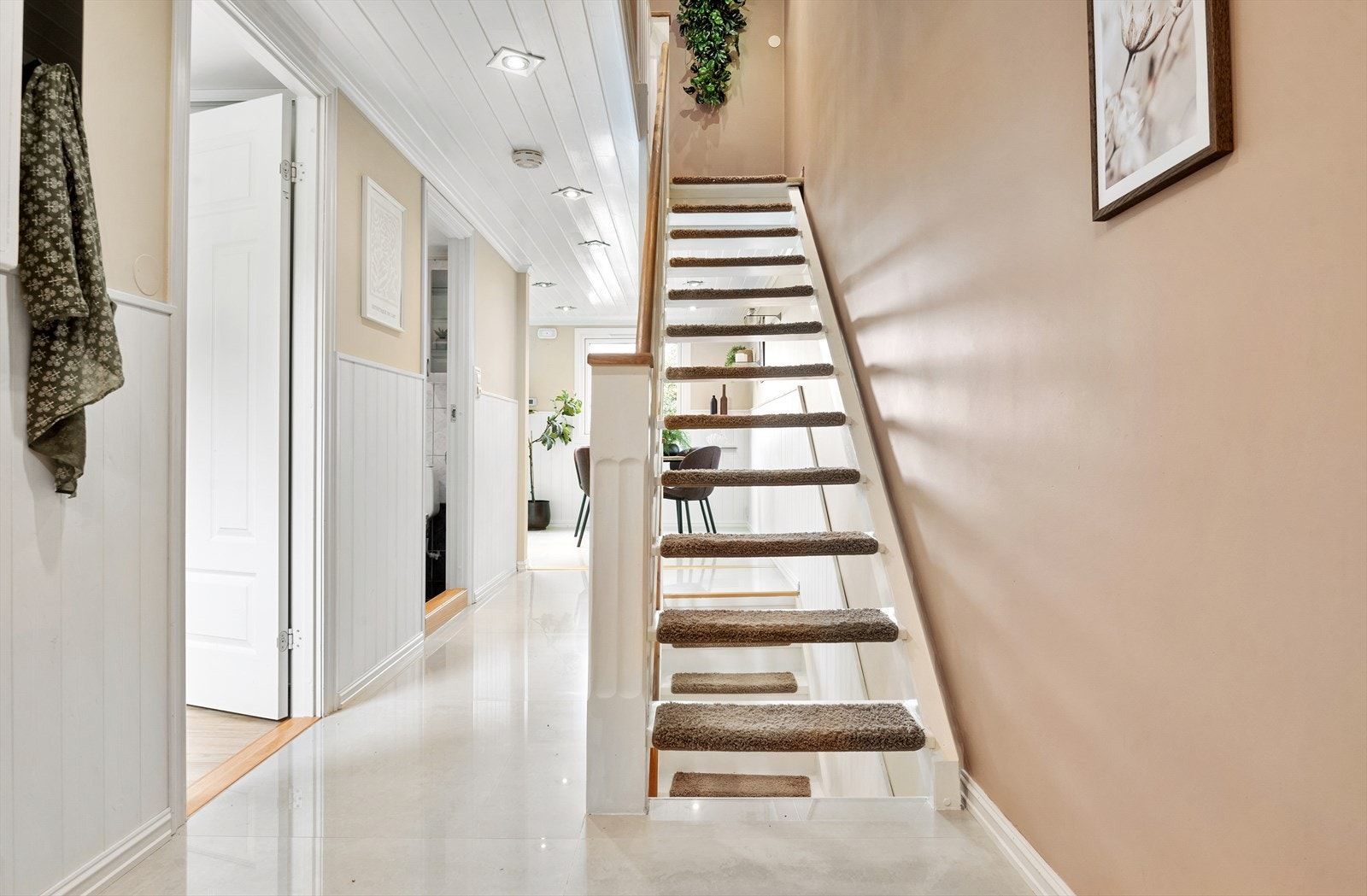 Delikat trappeadkomst opp til 2.etasje. Galleribilde