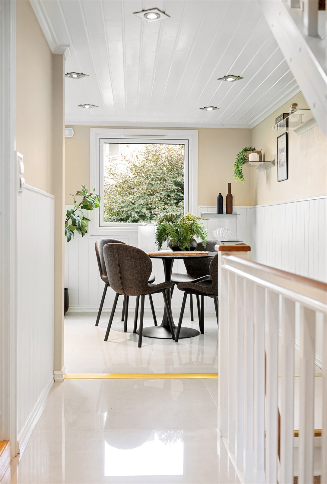 Første etasje består av kjøkken, spisestue, soverom og vaskerom. Galleribilde