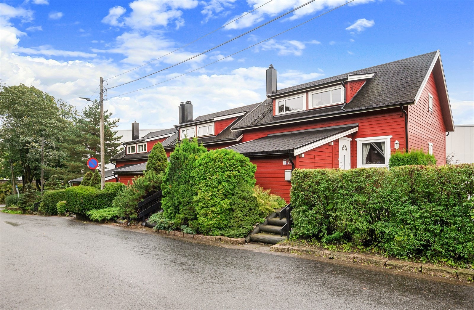 Rekkehuset sett fra veien. Galleribilde