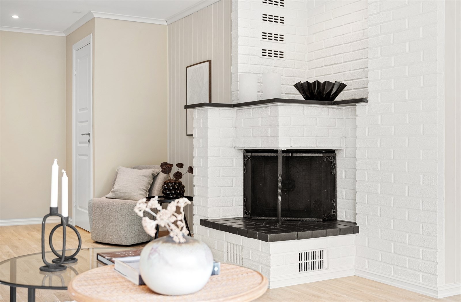 Peisen setter et pent og koselig preg på rommet. Galleribilde