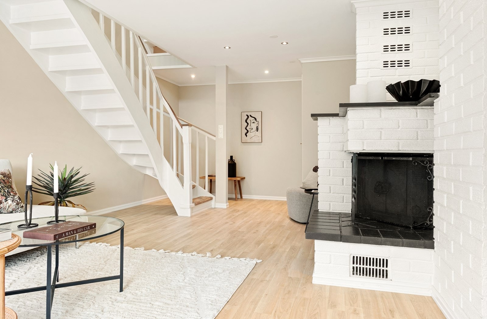 I underetasjen er det en flott peis, som kommer godt med på kjøligere dager. Galleribilde