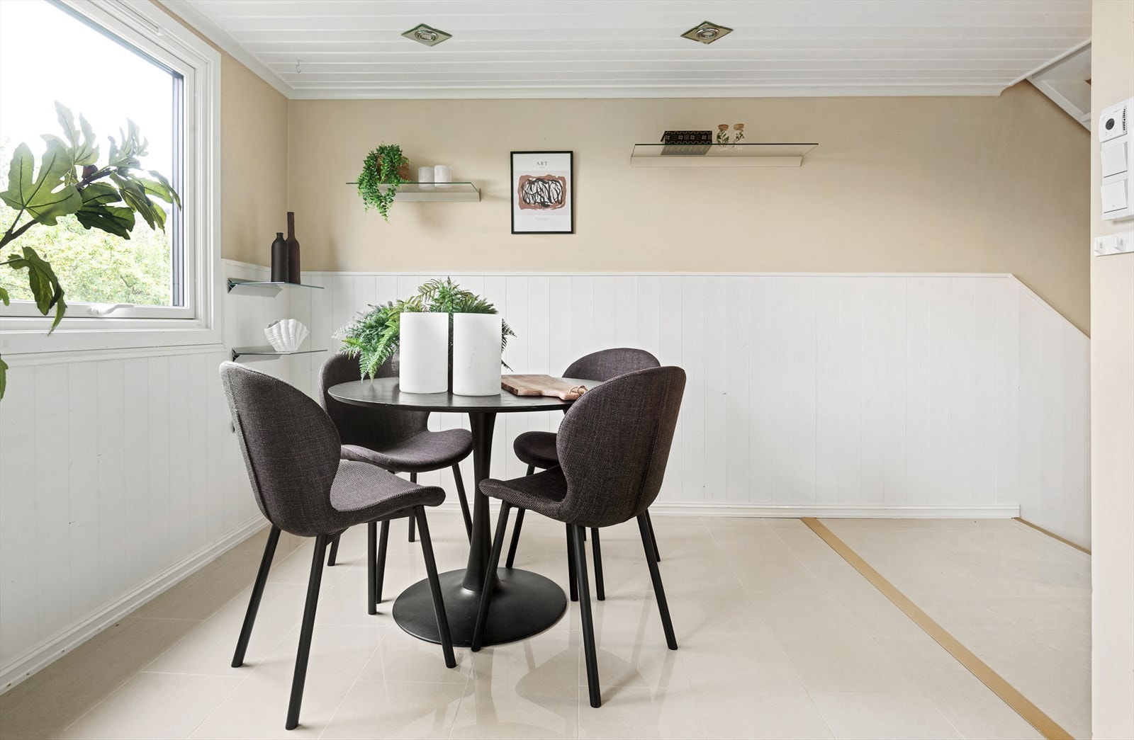 Rommet oppleves som lyst og innbydende med store vindusflater. Galleribilde