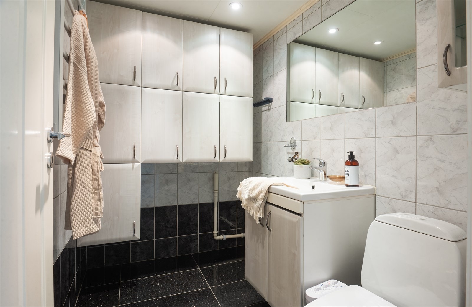 Praktisk vaskerom med opplegg og plass til vaskemaskin. Galleribilde