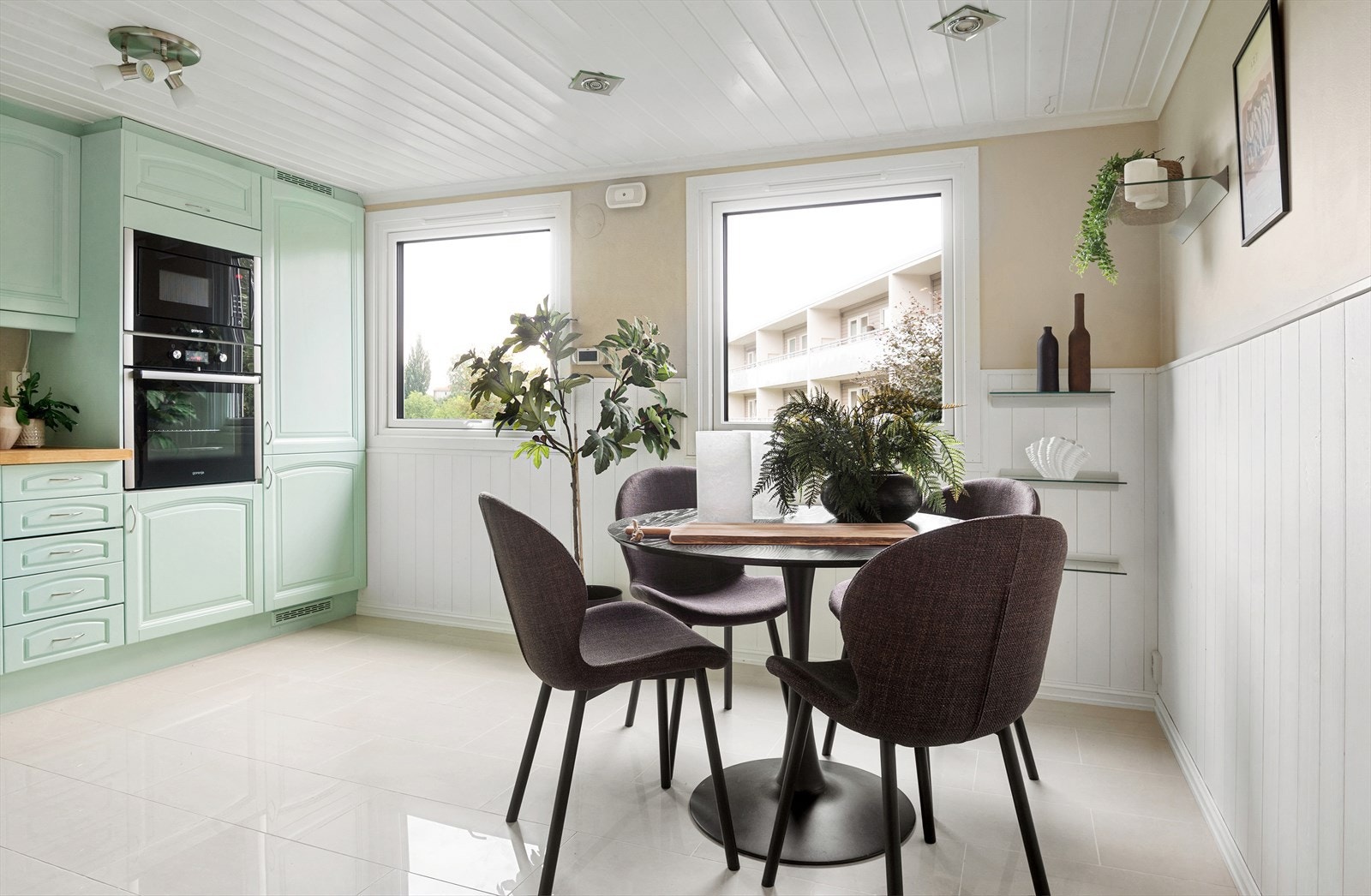 Ved kjøkkenet er det plass til et hyggelig spisebord. Galleribilde