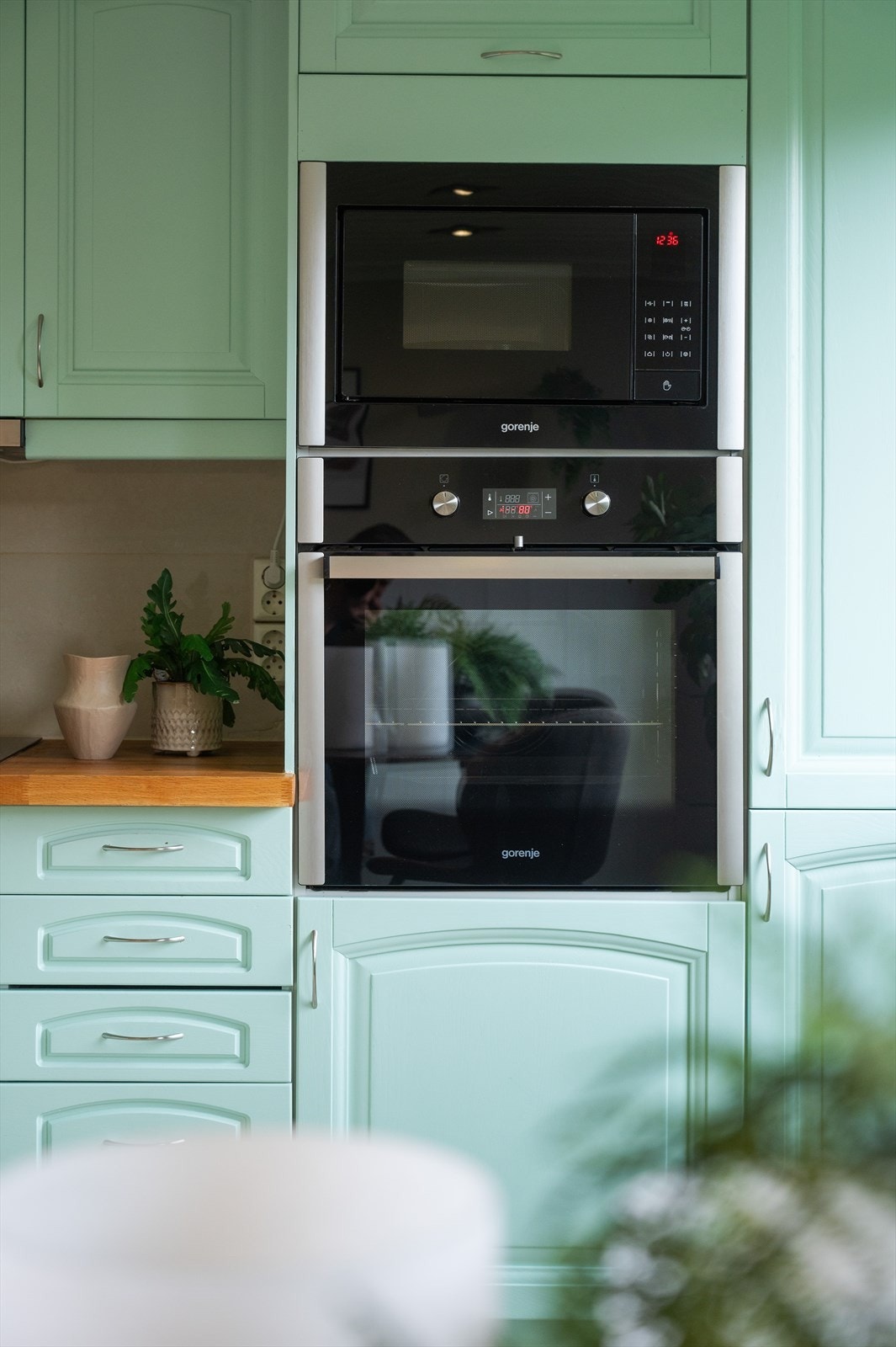 Kjøkkenet er utstyrt med platetopp, kum med ettgreps blandebatteri, ventilator, kjøl/fryseskap, mikrobølgeovn, ovn og oppvaskmaskin. Galleribilde