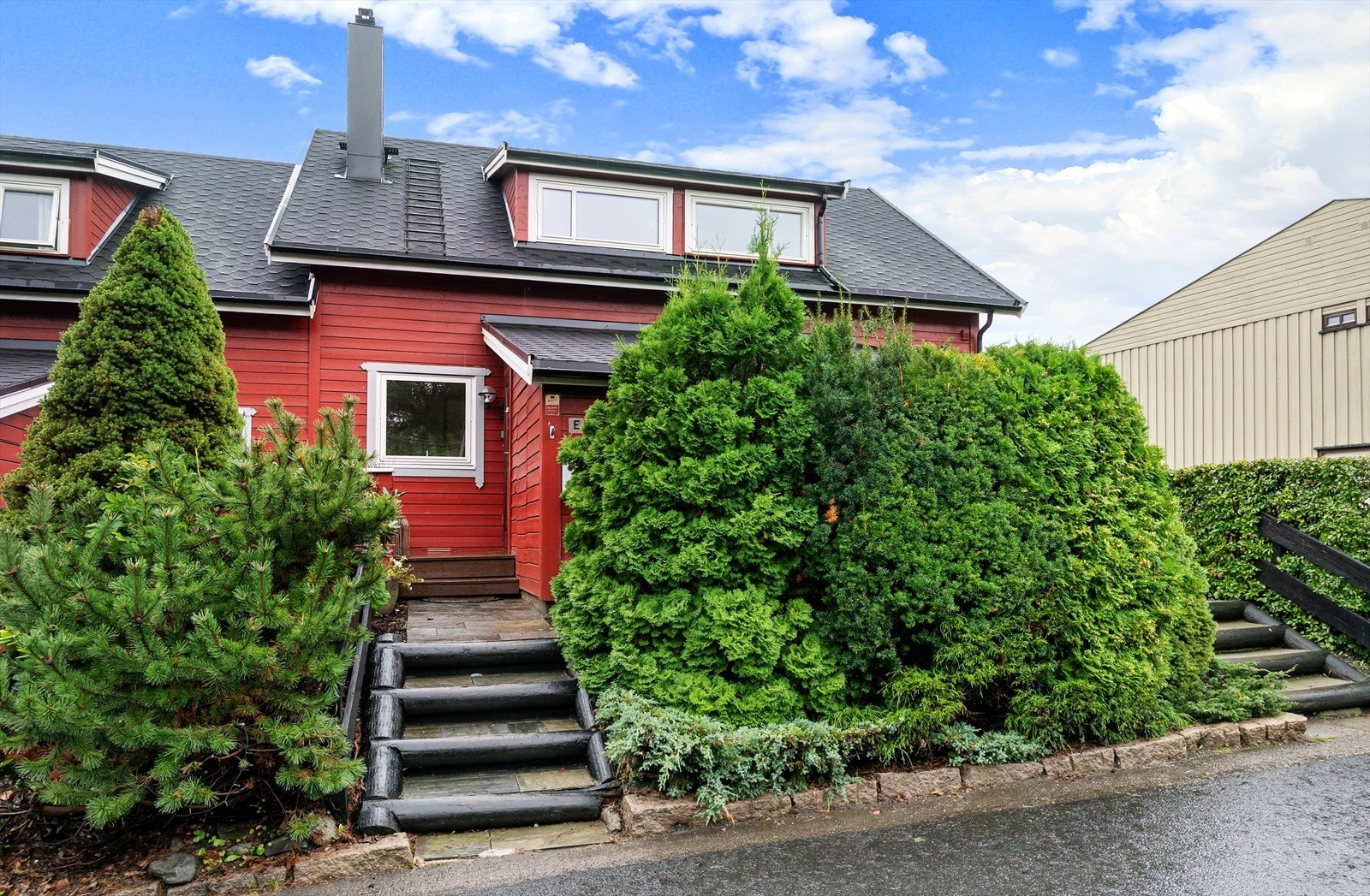 Grønt og delikat rundt boligen. Galleribilde