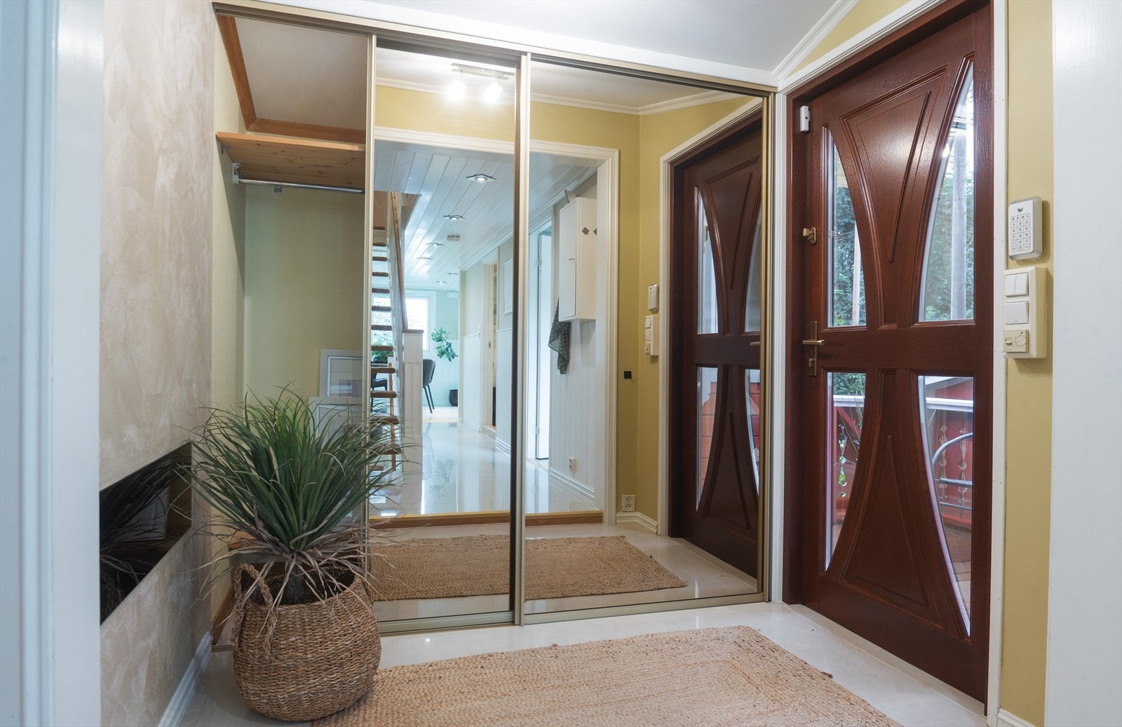 Velkommen inn! Hyggelig entré med et stort garderobeskap som gir rikelig med oppbevaringsplass. Galleribilde