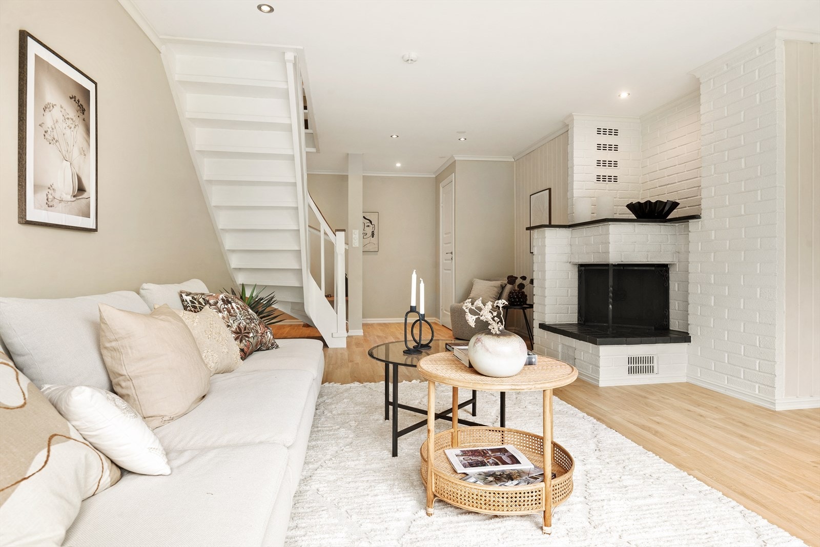 Stuen har god plass til en stor sofa, tilhørende møblement og annent ønskelig interiør. Galleribilde