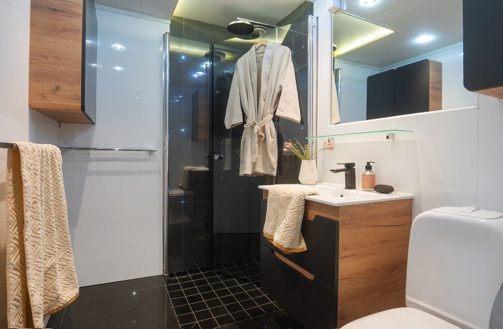 Pent flislagt bad med elektriske varmekabler i gulvet. Galleribilde