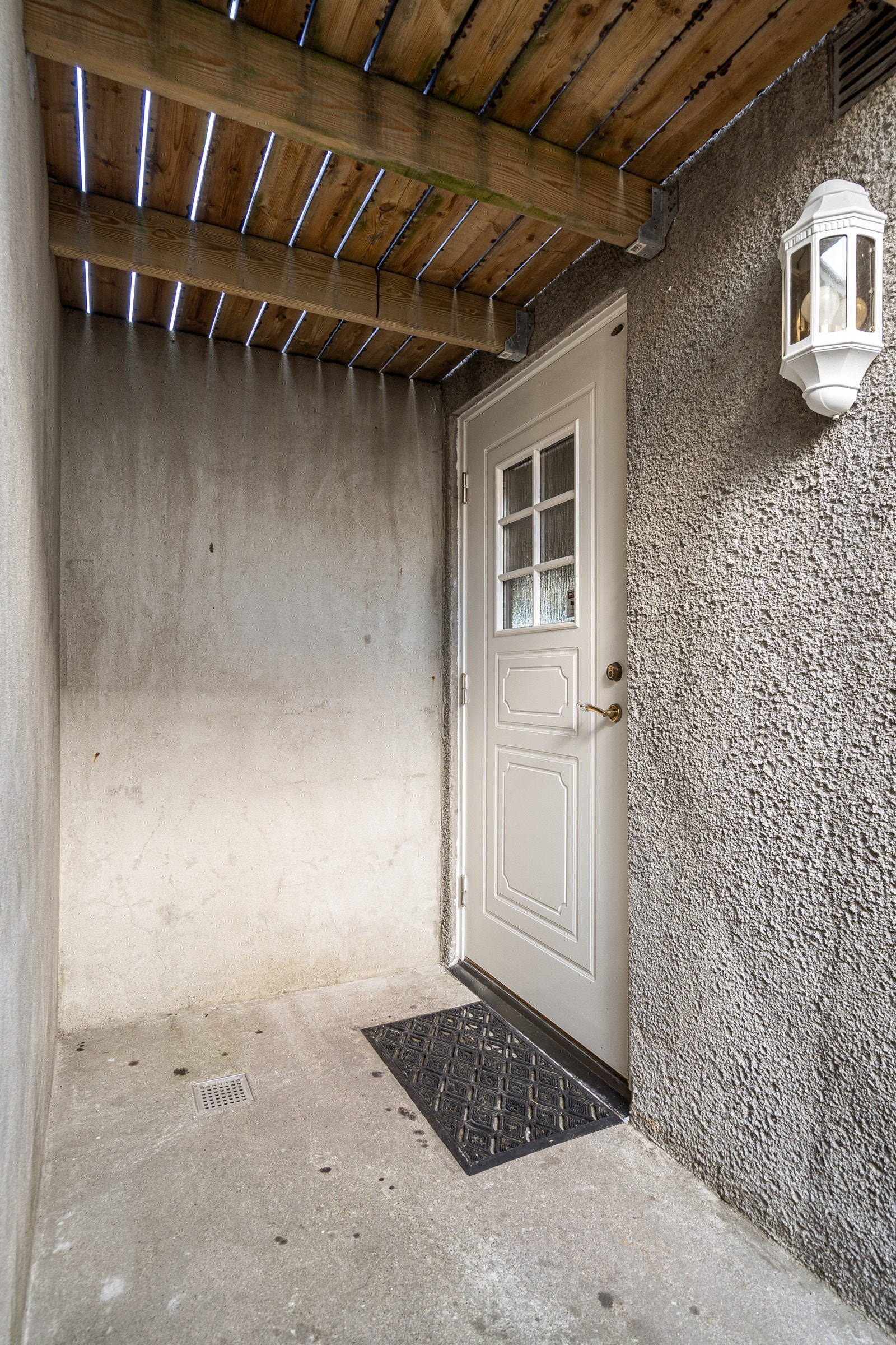 Egen inngang til kjelleretasjen (samt innvendig trapp og gjennomgang) Galleribilde