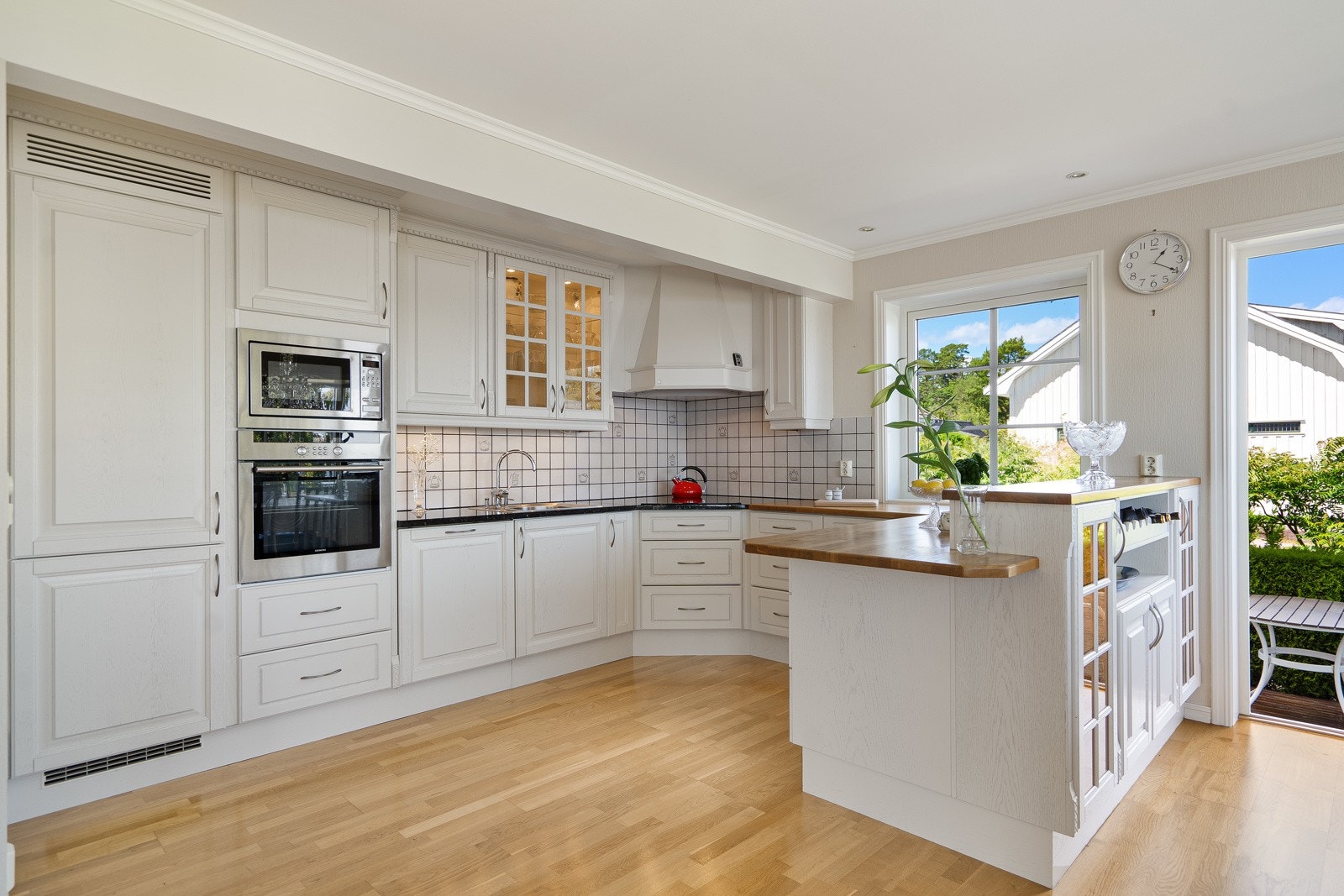 Stort, lyst og praktisk kjøkken med heltre fronter og dels steinplater og heltre benkeplater. Dør ut til solplass mot nordvest! Galleribilde