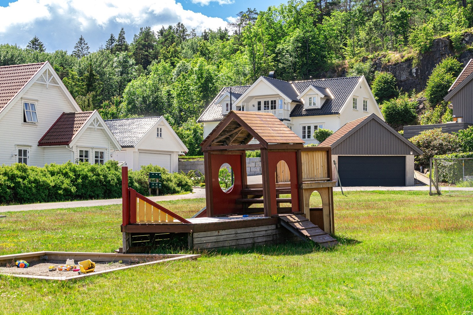 Fint fellesområde/lekeplass like ved boligen Galleribilde