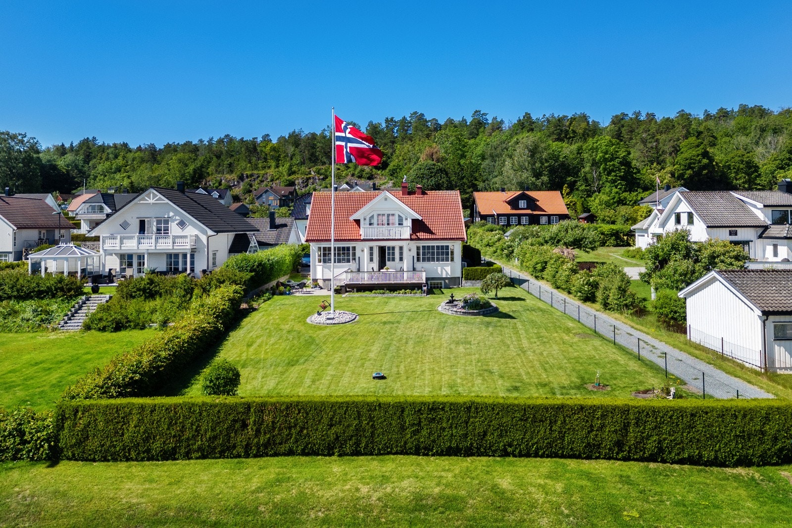 En representativ, svært velholdt og innholdrik enebolig og eiendom Galleribilde