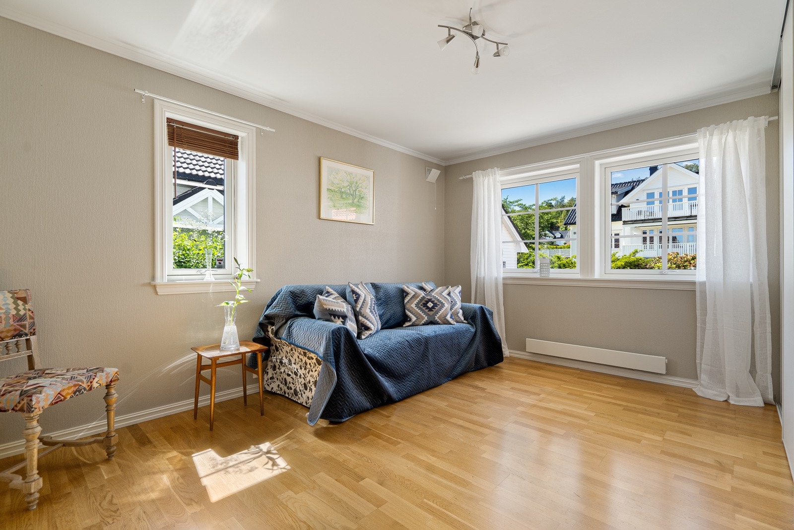 Stort soverom med mulighet for inndeling til 2 sov (ca 8 kvm hver) Galleribilde