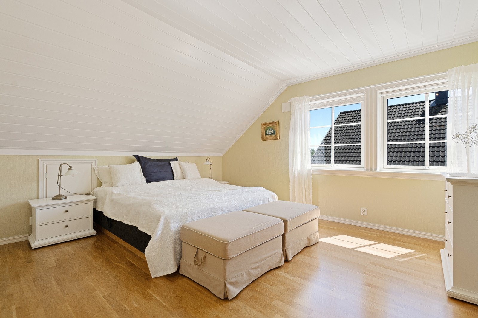 Hovedsoverom med mengder av plass (mulighet for inndeling til 2 stk soverom) Galleribilde