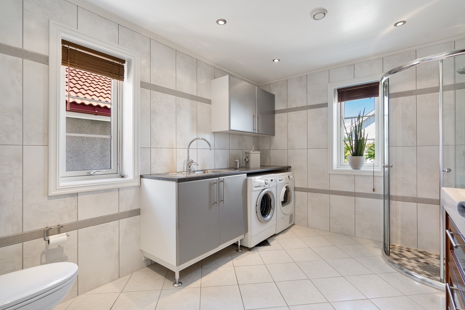 Kombinert bad og vaskerom Galleribilde