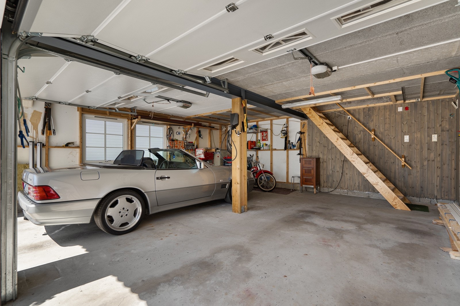 Fin plass til 2 biler. Elbillader og 2 ekstra 16 amp kurser Galleribilde