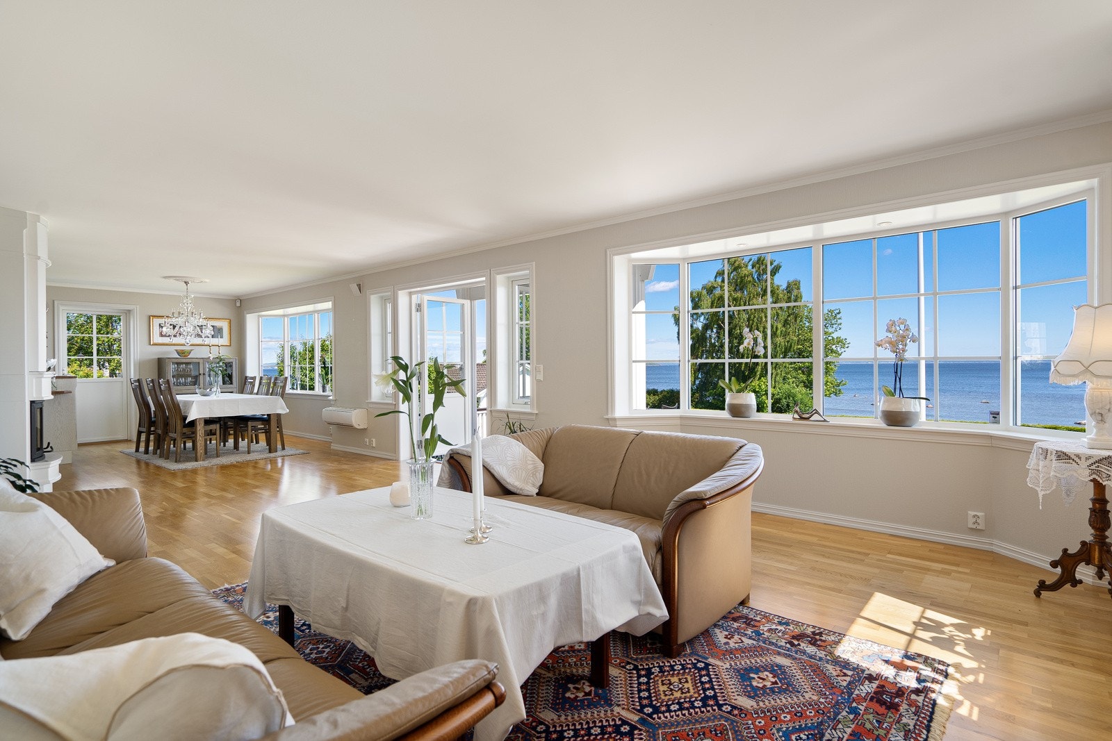 Stor stue med fleksible møbleringsmuligheter Galleribilde