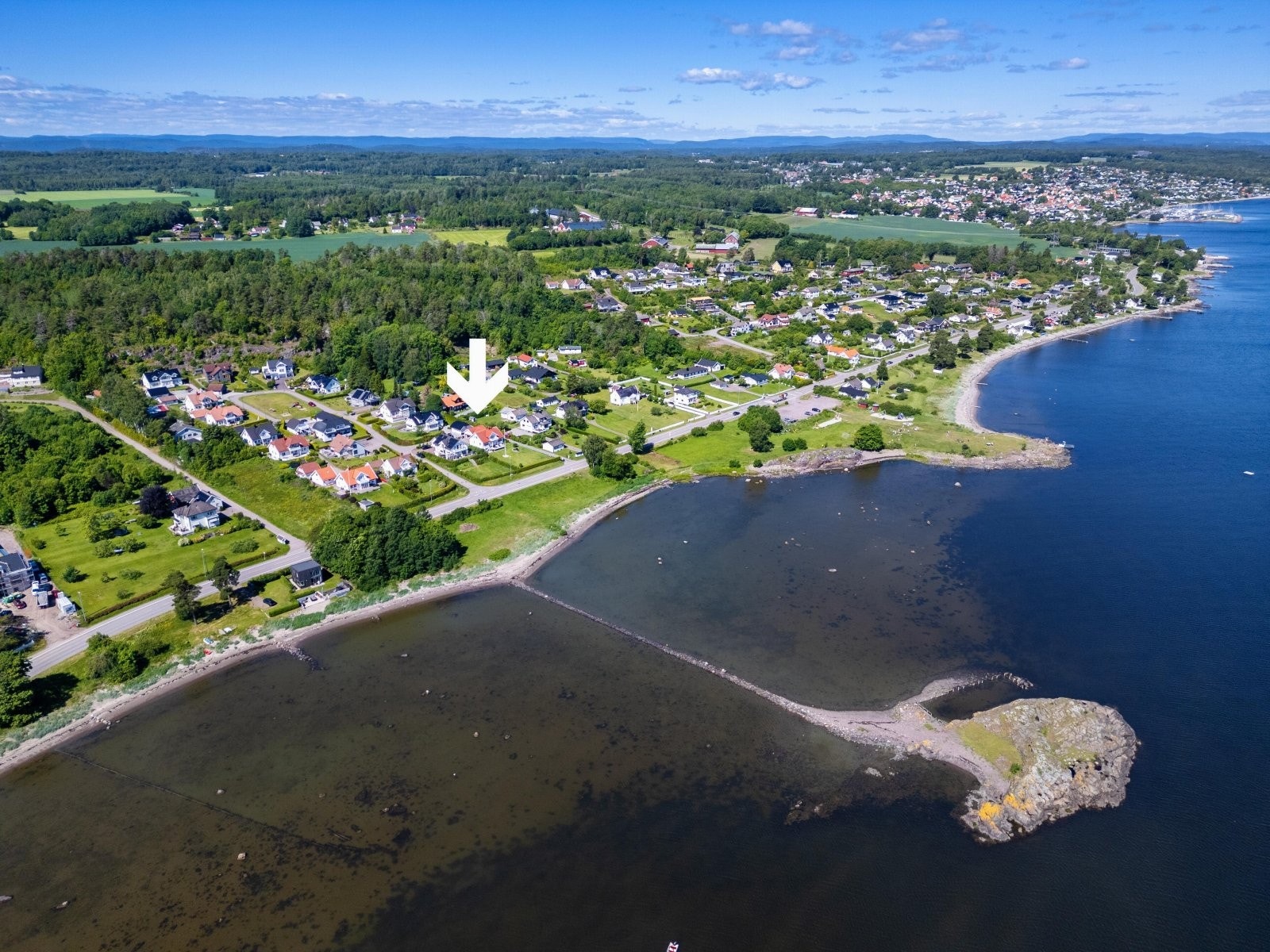 Eiendommen ligger svært flott til i 1.rekke til sjøen Galleribilde