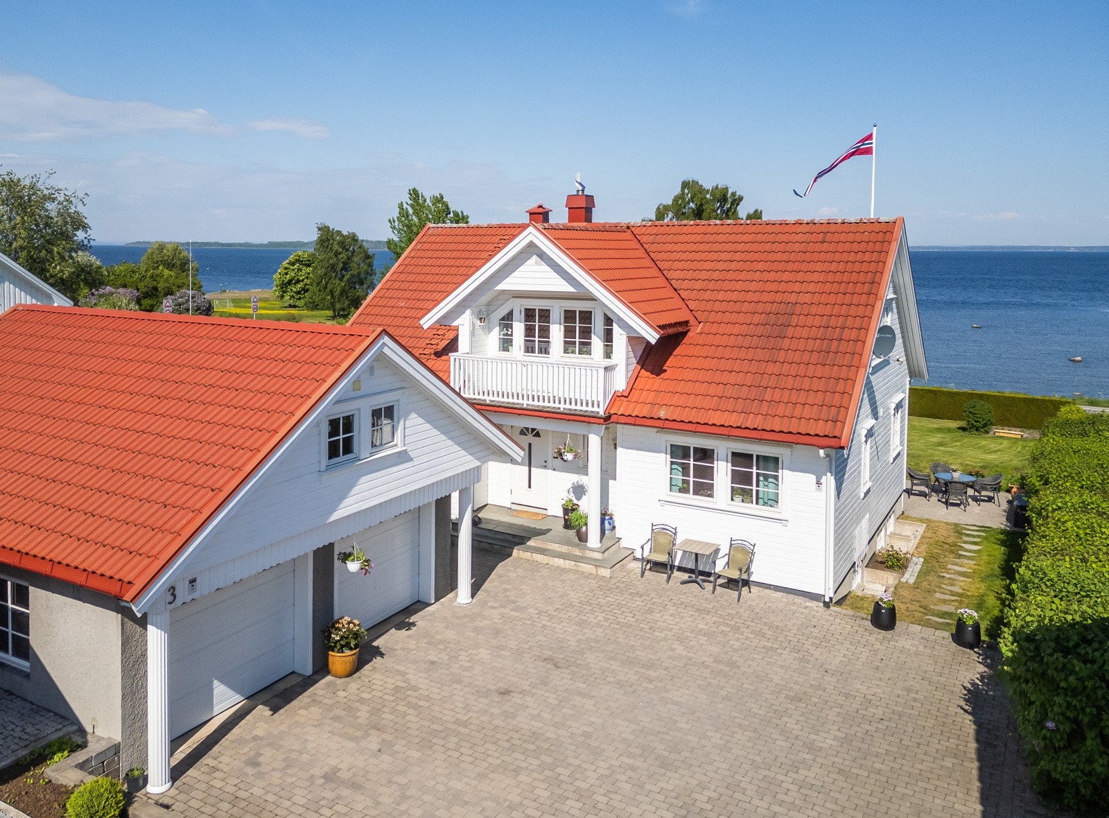 Velkommen til denne unike eiendommen med vidstrakt panoramautsikt over Oslofjorden! Galleribilde