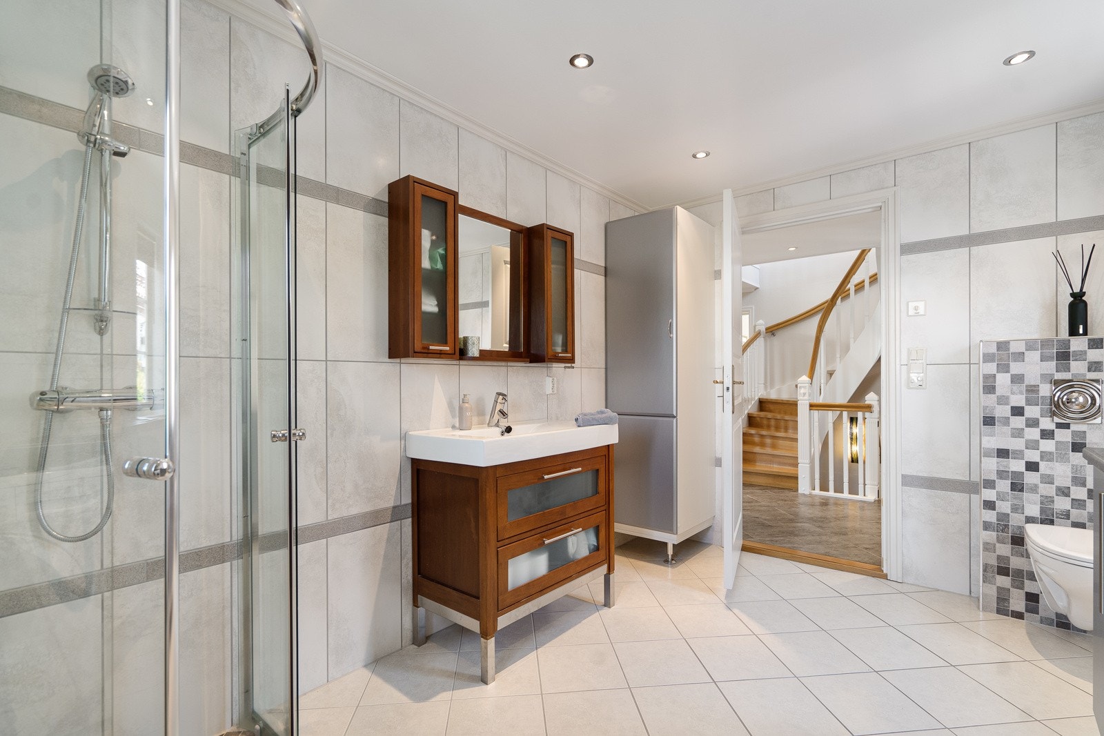 Stort og delikat baderom med varme i gulvet og opplegg for vaskemaskin Galleribilde