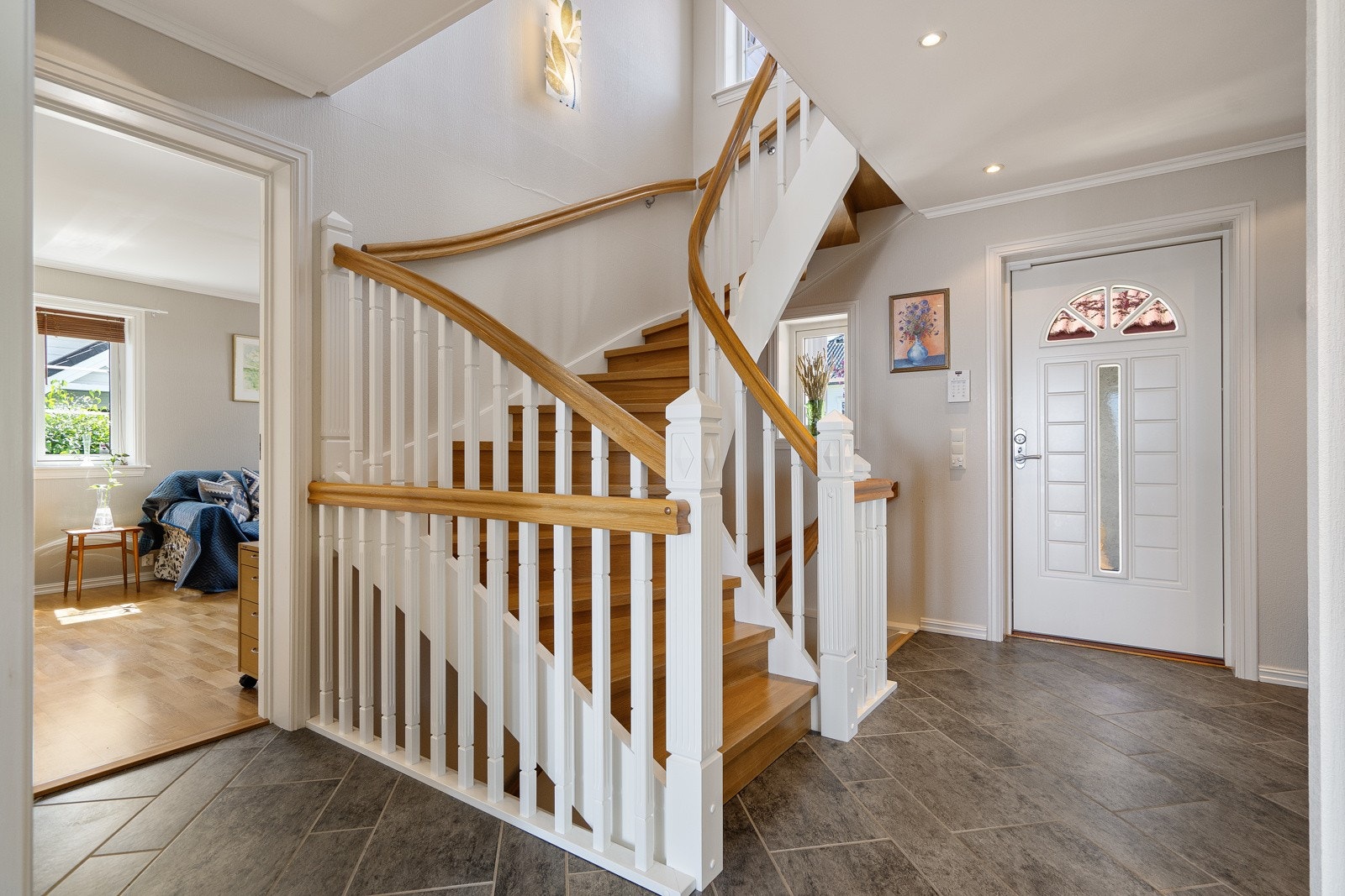 Hall/gang med adkomst til øvrige rom i denne etasjen Galleribilde