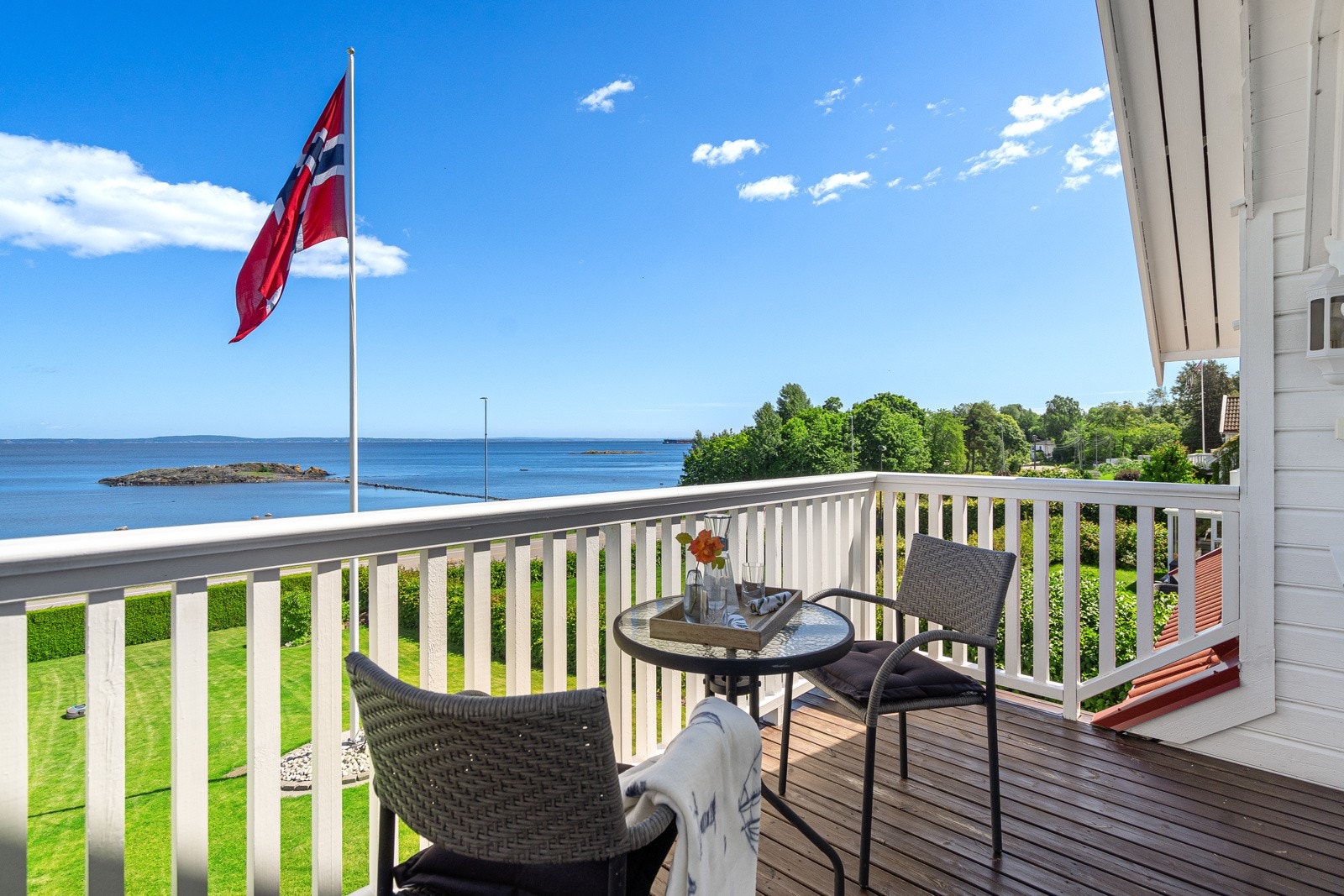 Opplev utsikten på sitt aller beste fra balkongen mot sjøen Galleribilde