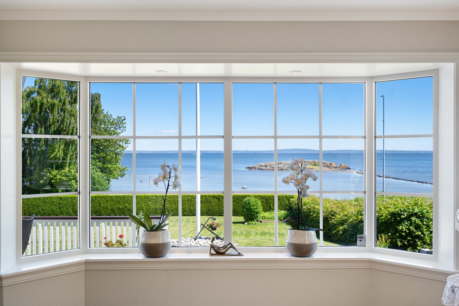 Utsikten er upåklagelig fra hele kjøkken- og stuearealet Galleribilde