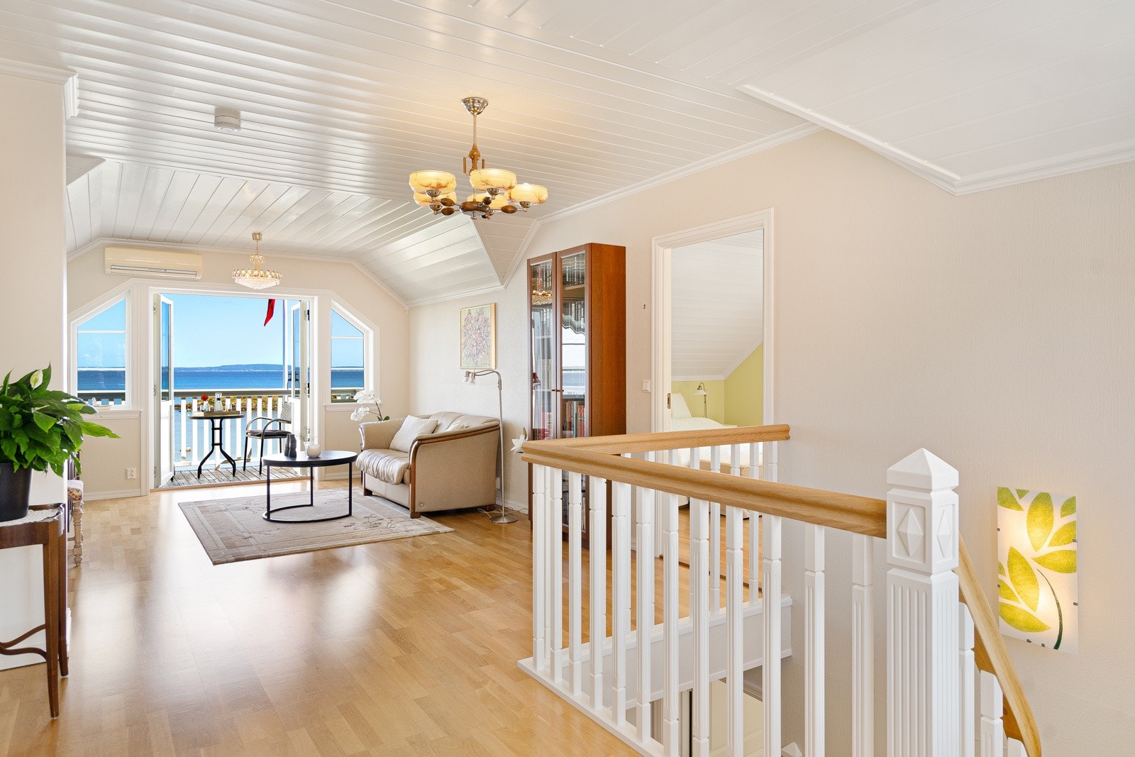 Stor og særdeles flott loftstue med gjennomgående lys med vinduer, dør og balkong i begge ender. Galleribilde