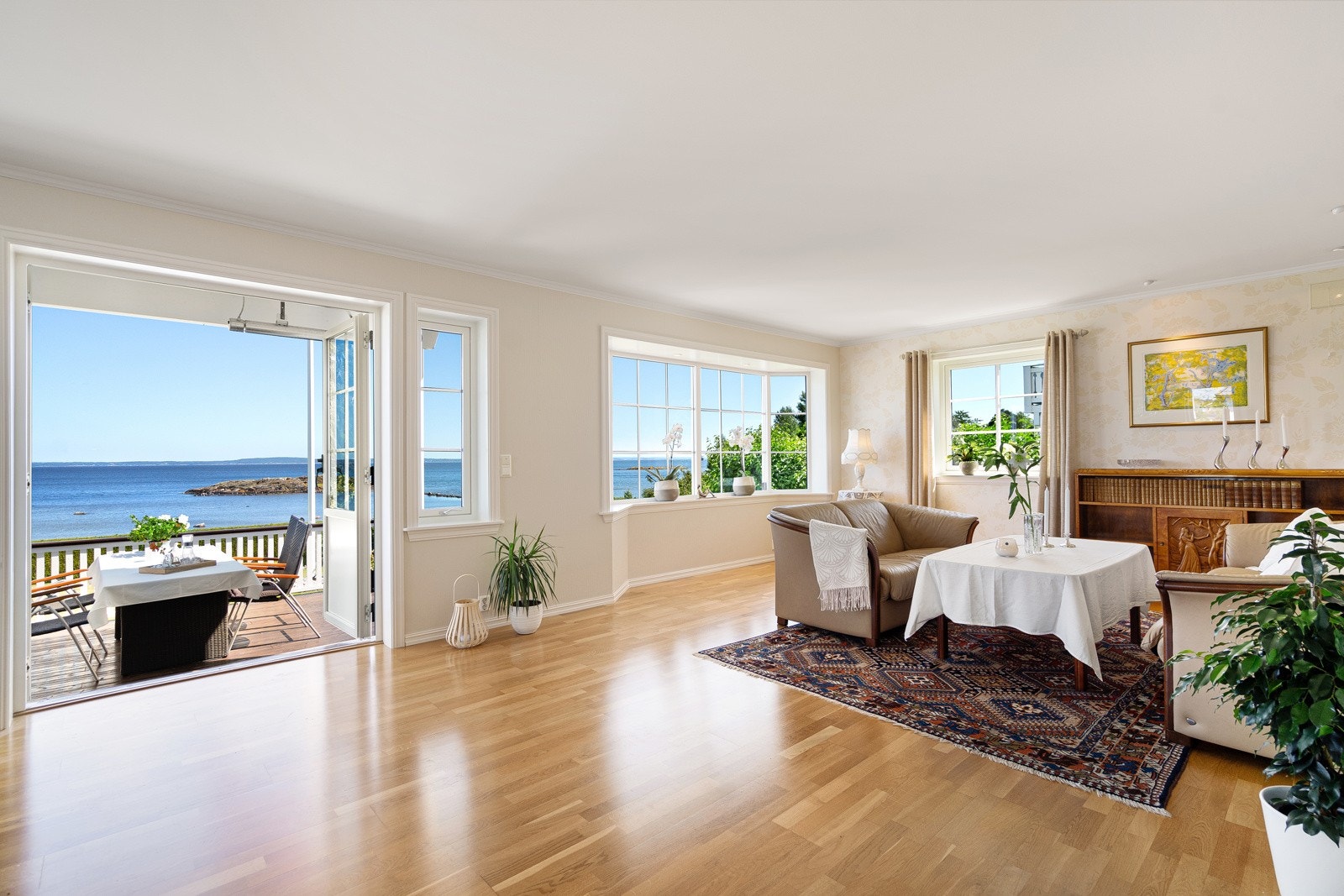 Velkommen inn i denne særdeles lyse stua med nydelig utsikt! Galleribilde