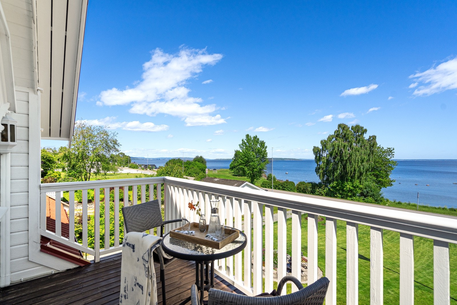 Opplev utsikten på sitt aller beste fra balkongen mot sjøen Galleribilde