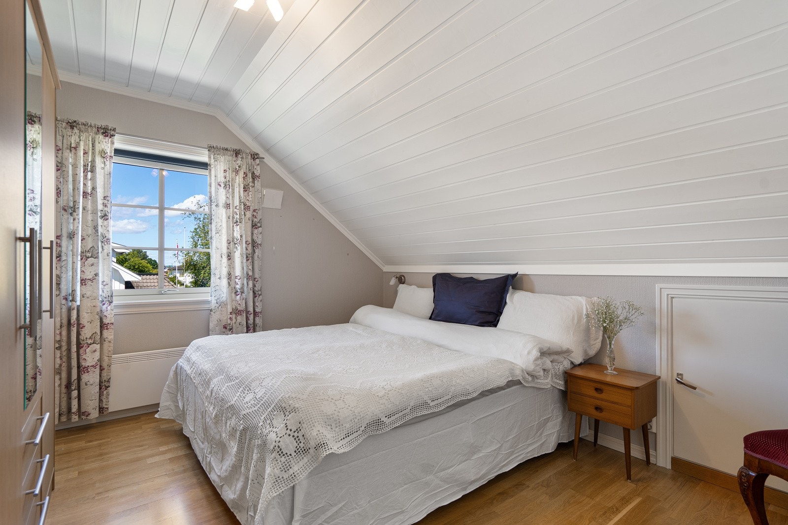 Gjesterom/soverom nr 3 med garderobeskap og kneloft Galleribilde