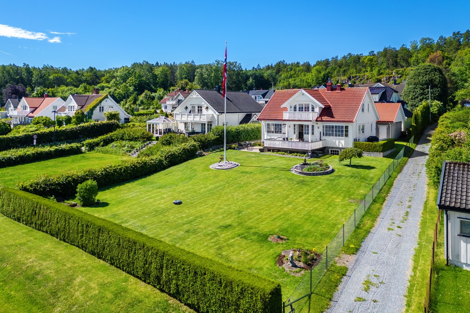 Stor og velstelt hagetomt med god boltreplass for store og små! Galleribilde