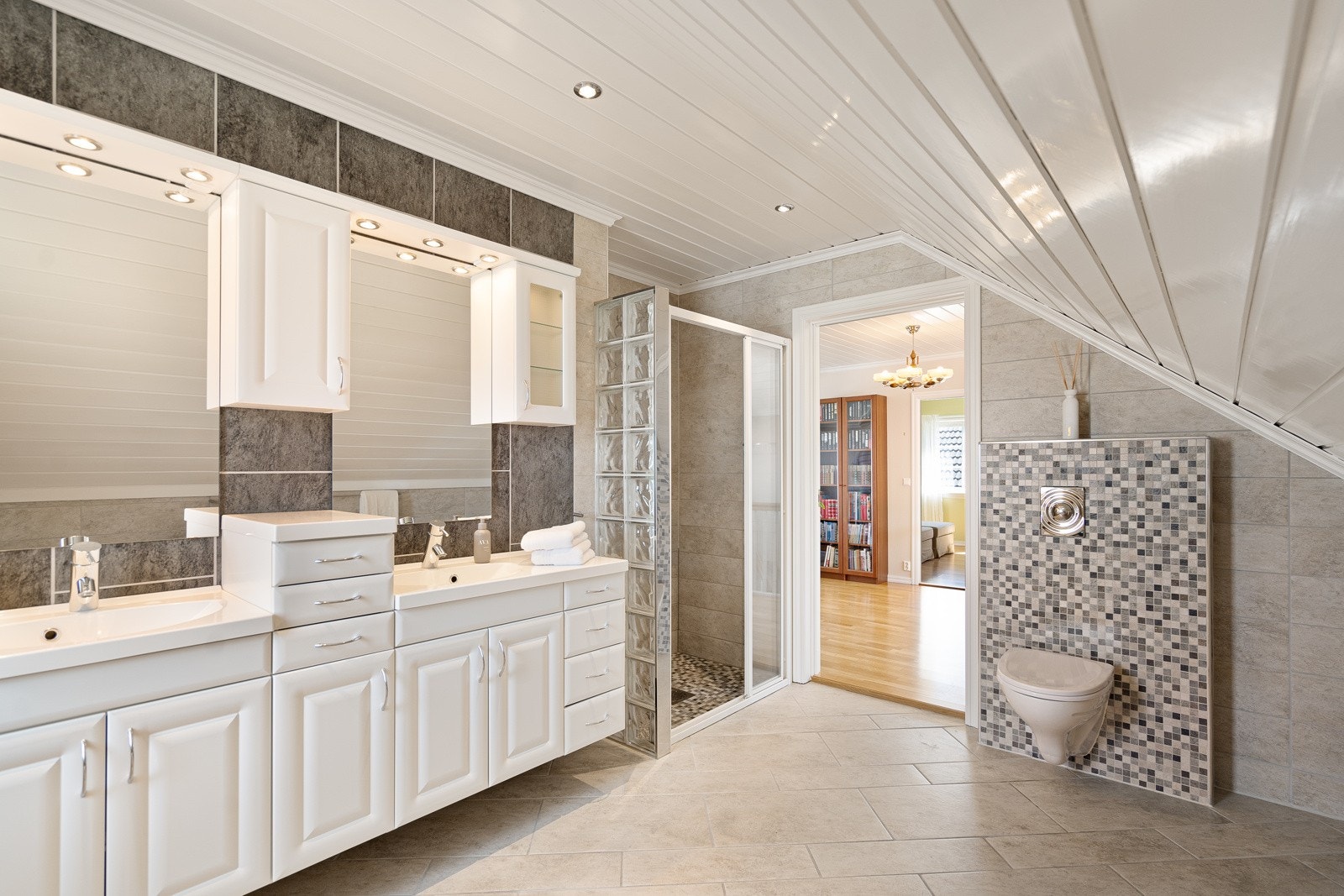 Stort og delikat baderom med mengder av plass og alt du trenger på ett sted Galleribilde