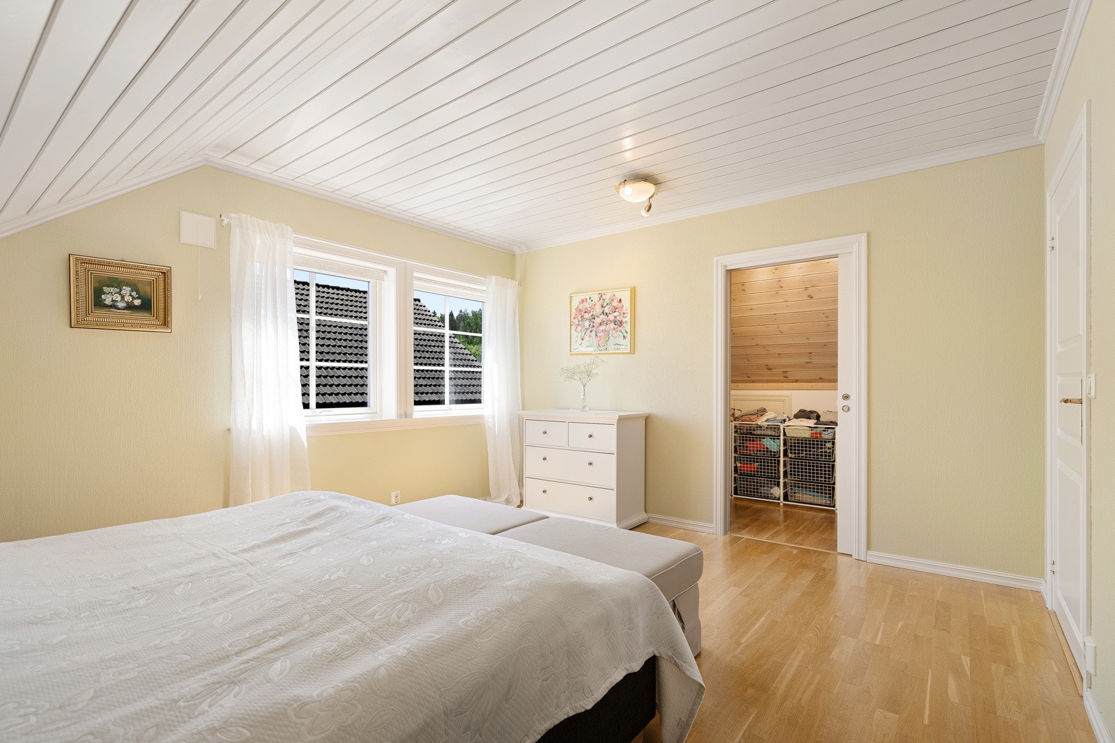 Walk-in-closet på hovedsoverommet Galleribilde